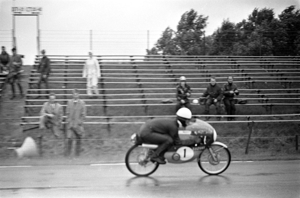 TT te Assen. Training. Hans-Georg Anscheidt op zijn Suzuki in de 50cc klasse., Bestanddeelnr 921-4715