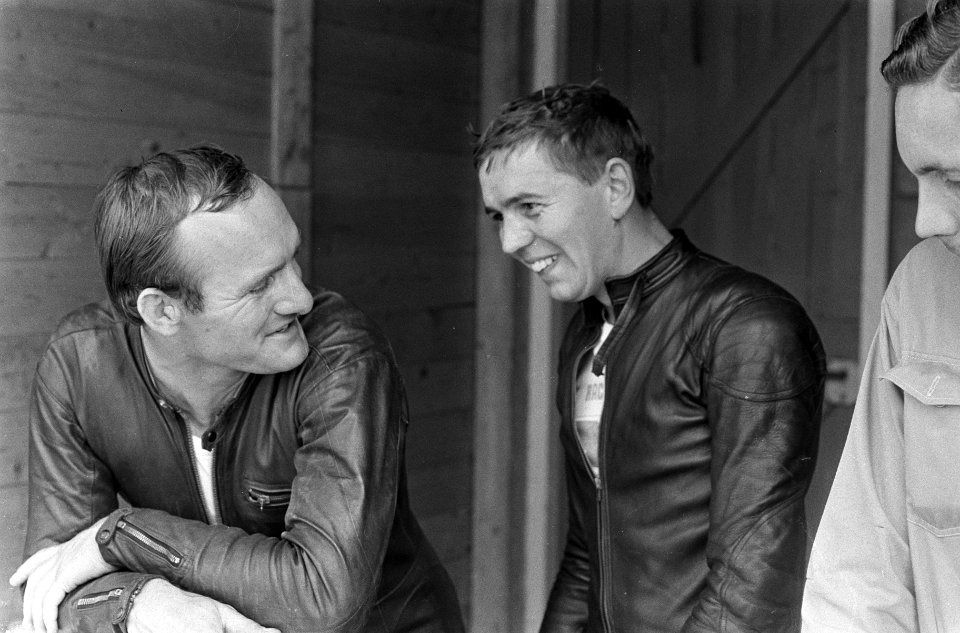 TT te Assen, training, Mike Hailwood en Ralph Bryans, Bestanddeelnr 919-2787