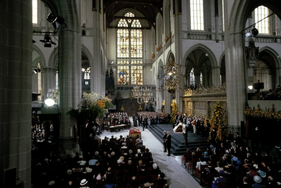 Troonswisseling 30 april inhuldiging in Nieuwe Kerk ruim overzichtstaand en, Bestanddeelnr 253-8191