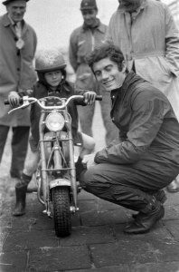 TT te Assen. Training. Giacomo Agostini en een kleine motorcoureur, Bestanddeelnr 921-4711