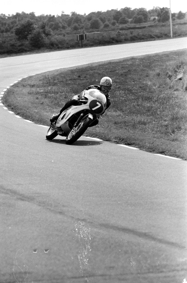 TT te Assen, training 250cc, Mike Hailwood in aktie (nr. 7), Bestanddeelnr 919-2785