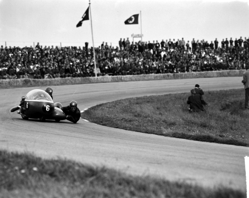 TT te Assen De zijspan klasse Nummer 6 Scheidegger met Robinson (Suisse), Bestanddeelnr 915-3152
