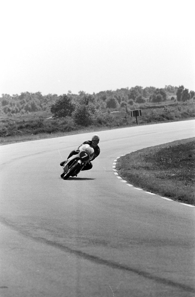 TT te Assen, training. 250cc. Mike Hailwood (nr. 7), Bestanddeelnr 919-2789