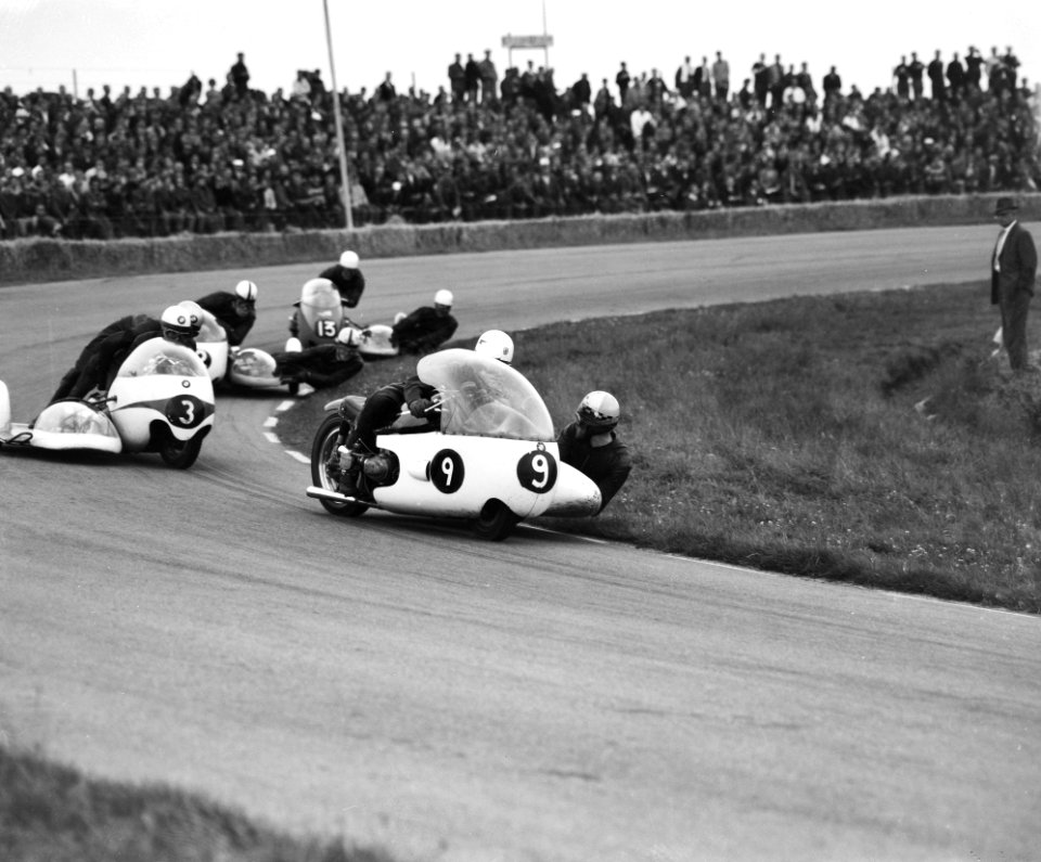 TT te Assen. De zijspan klasse. Voorop nummer 9 Benton met Bulgin, nummer 3 Koel, Bestanddeelnr 915-3151