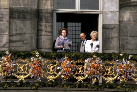 Troonswisseling 30 april na abdicatie verschenen Koningin beatrix en Prinses J, Bestanddeelnr 253-8187
