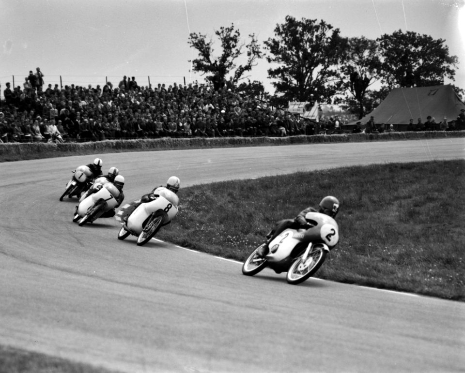 TT te Assen. De 50cc klasse. Nummer 2 Hugh Anderson, 8 Alberto Pagani, 7 Hans-Ge, Bestanddeelnr 915-3148