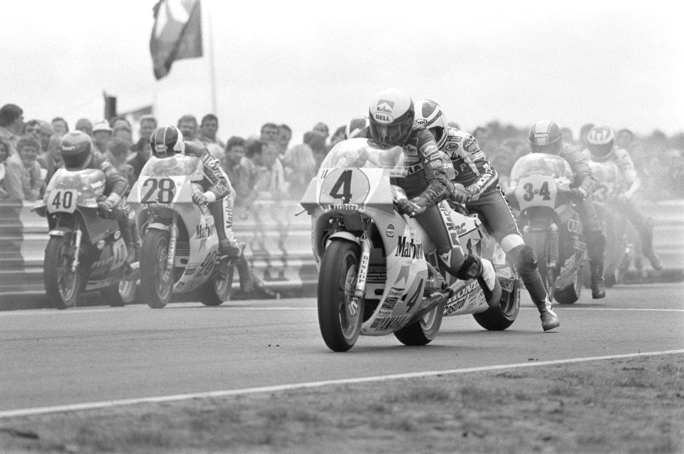 TT van Assen, 500 cc race. Start van de Koningsklasse. Kenny Roberts (4) vertrek, Bestanddeelnr 933-0189