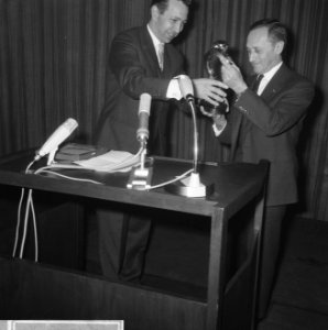 Trophee Auto van het jaar uitgereikt aan President-Directeur-Generaal van Renaul, Bestanddeelnr 918-7480