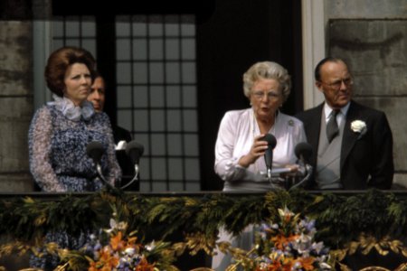 Troonswisseling 30 april balkon Paleis Prinses Julia tijdens toespraak, links, Bestanddeelnr 253-8411