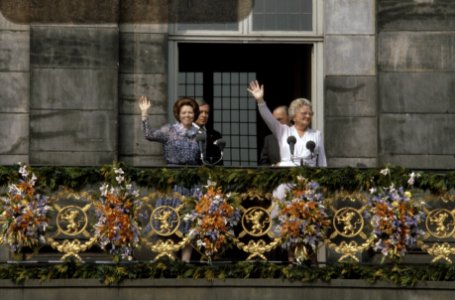Troonswisseling 30 april balkon Paleis Koningin Beatrix (links) en Prinses Ju, Bestanddeelnr 253-8412