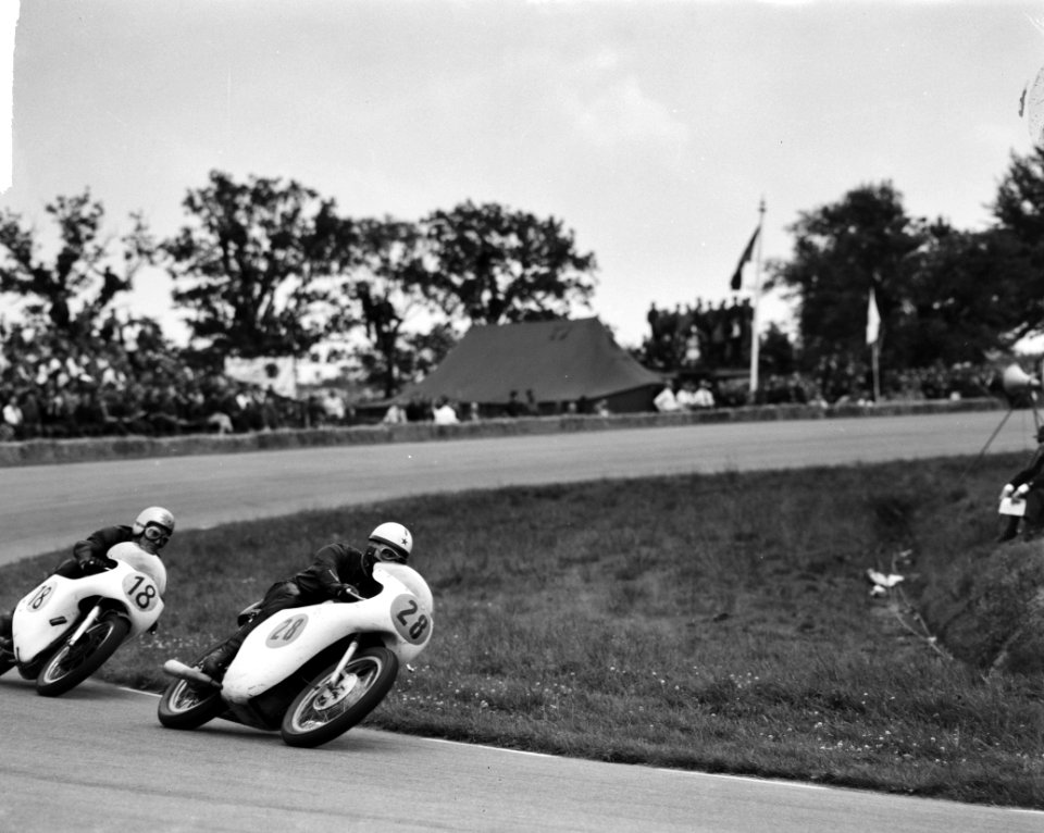 TT te Assen De 500cc klasse Nummer 18 Rechtenwald, nummer 28 Sevostianov (Rusl, Bestanddeelnr 915-3147