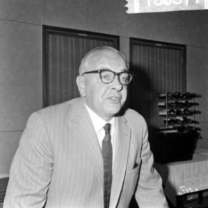 TROS huldigt 10.000ste lid A. Hamstra , mr. Landre (kop), Bestanddeelnr 918-0871