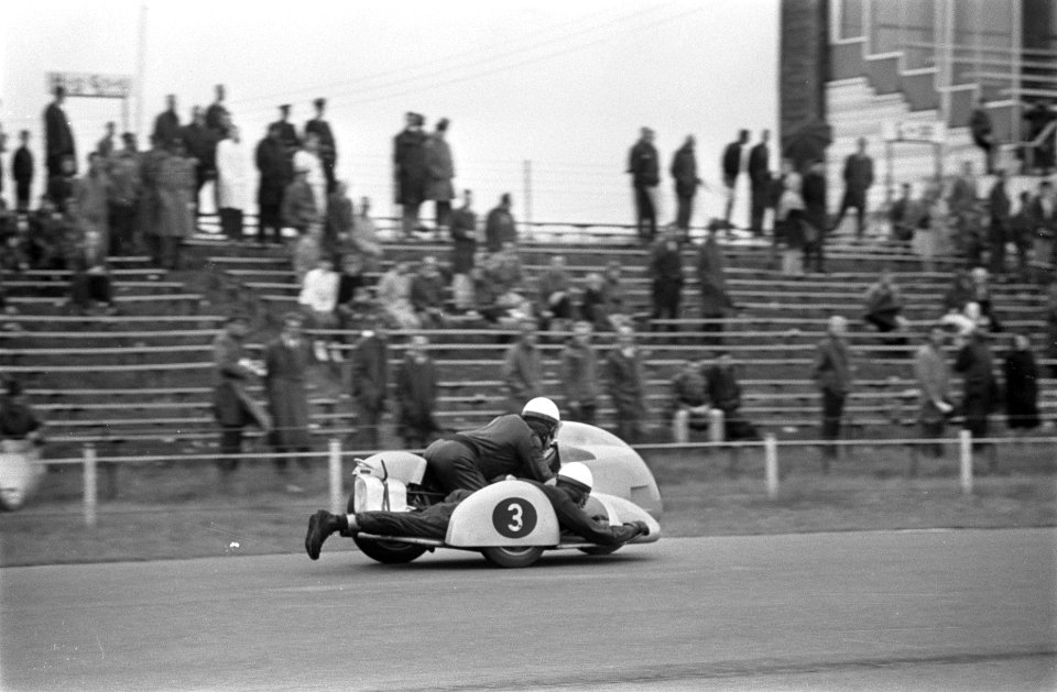 TT te Assen. Training. Zijspannen. Nummer 3 Siegfried Schauzu met Horst Schneid, Bestanddeelnr 921-4716