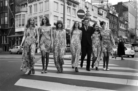 Tropicalia Mode uit Engeland. Collin Glascoe met mannequins op Leidseplein, Bestanddeelnr 921-1925