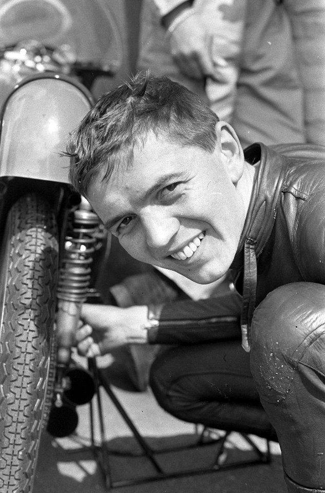 TT te Assen, training, Ralph Bryans bij zijn motor (Honda, 50cc), Bestanddeelnr 919-2786