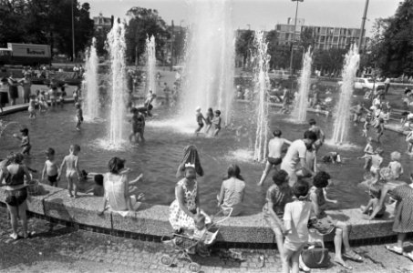 Tropische warmte. Drukte bij fontein op Frederiksplein, Bestanddeelnr 921-4776
