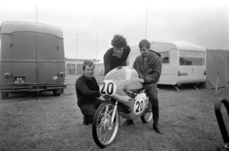 TT te Assen Training Drie Nederlandse 50cc-rijders op de motor (Jamathi) zit , Bestanddeelnr 921-4709