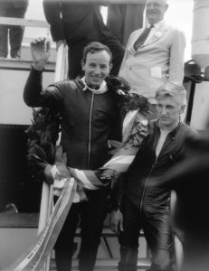TT races te Assen, huldiging van John Surtees (winnaar 500cc), Bestanddeelnr 909-6724