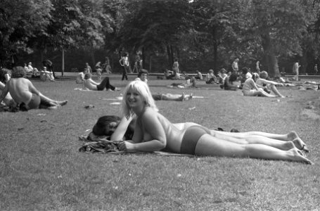 Tropische warmte, topless meisje in Vondelpark, Bestanddeelnr 925-7522