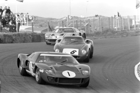 Trophy of the Dunes te Zandvoort. Op kop winnaar Paul Hawkins (nummer 1), Bestanddeelnr 921-3453