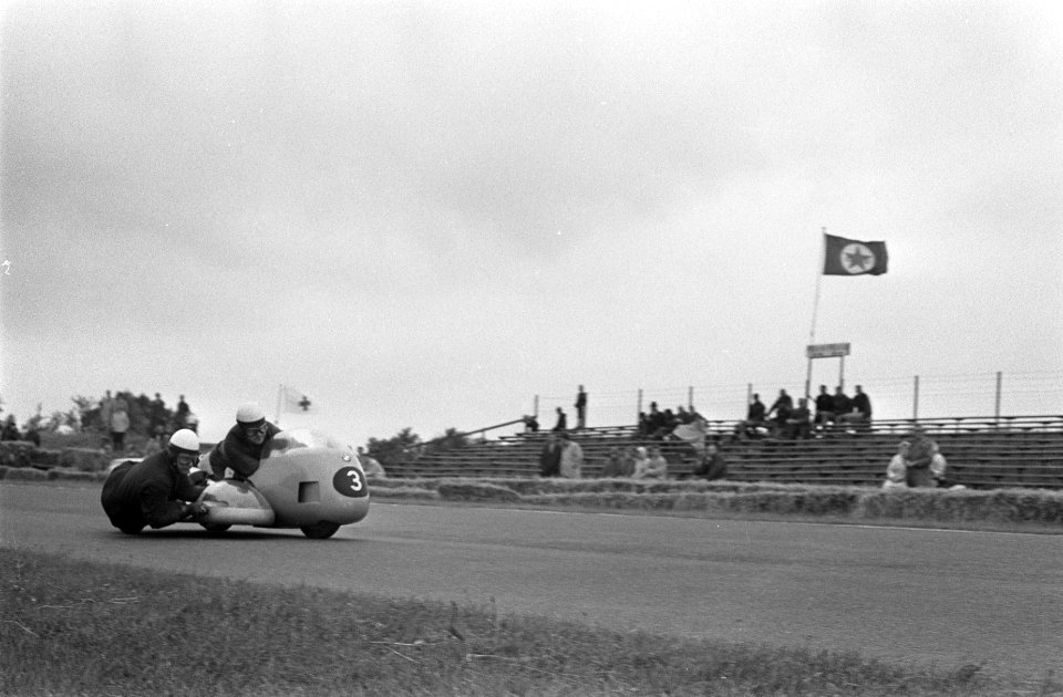 TT te Assen. Training. Zijspan nummer 3 Siegfried Schauzu Horst Schneider, Bestanddeelnr 921-4713