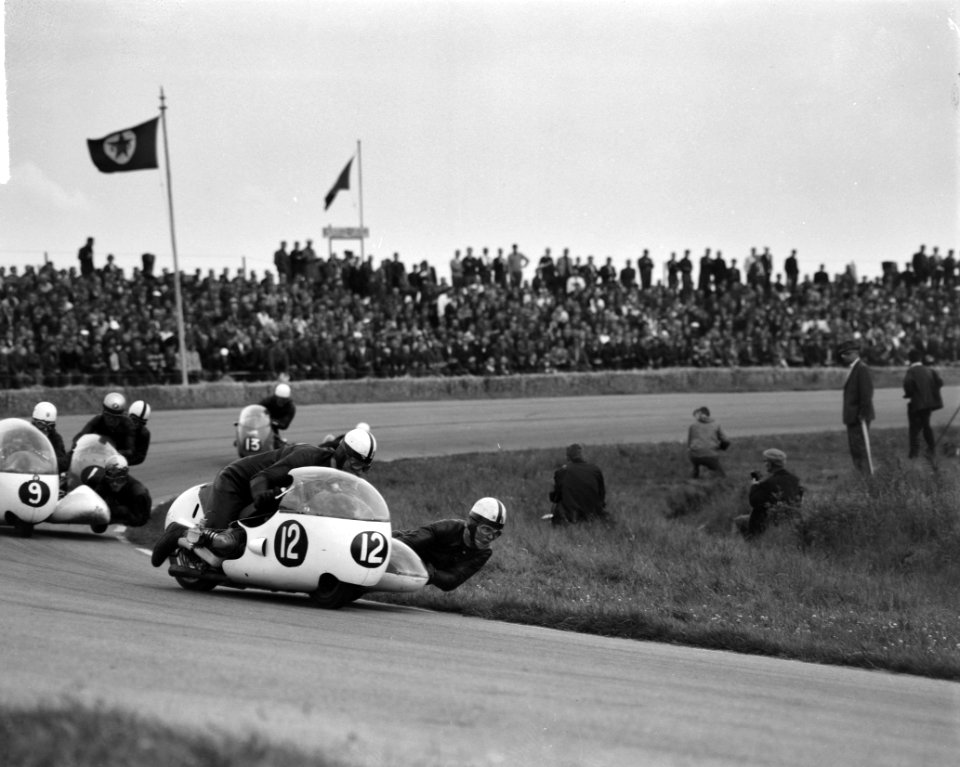 TT te Assen De zijspan klasse Nummer 12 Wakefield met Hilton (Engeland), Bestanddeelnr 915-3153