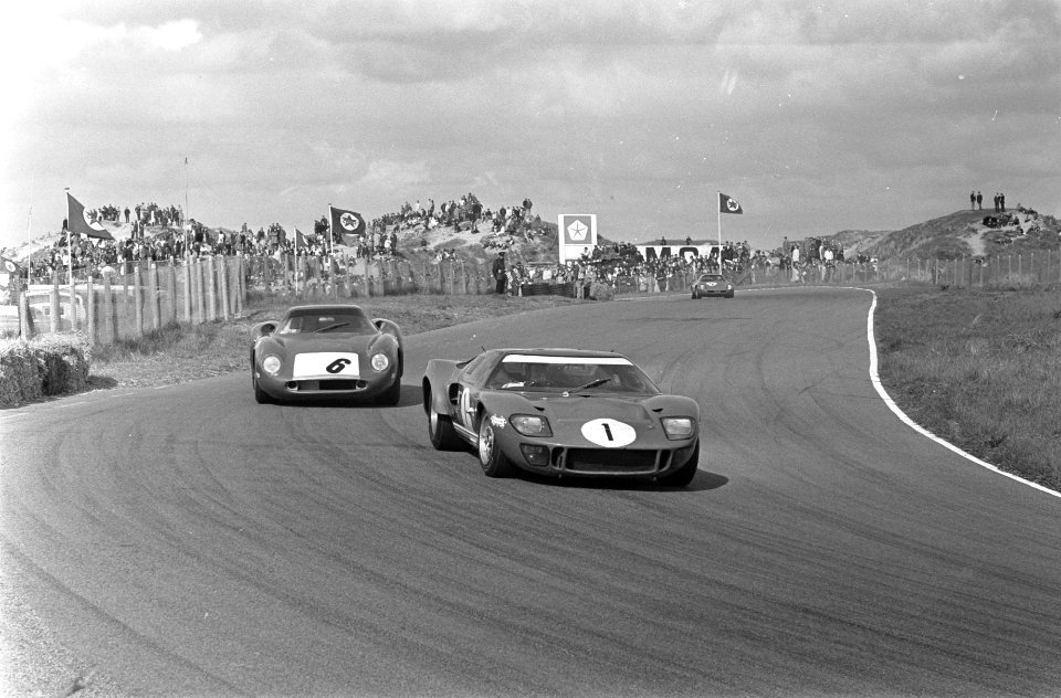 Trophy of the Dunes te Zandvoort. Op kop winnaar Paul Hawkins (nummer 1), Bestanddeelnr 921-3454