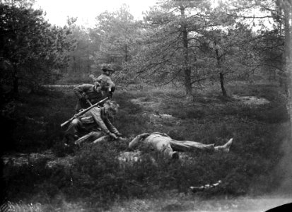 Tropische gevechten. Aangeschoten soldaat, Bestanddeelnr 902-4818