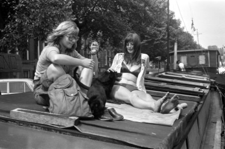Tropische warmte in Amsterdam, zonaanbidster op woonschip in Amstel, Bestanddeelnr 925-7491