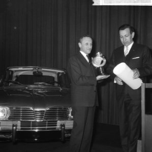 Trophee Auto van het jaar uitgereikt aan President-Directeur-Generaal van Renaul, Bestanddeelnr 918-7479