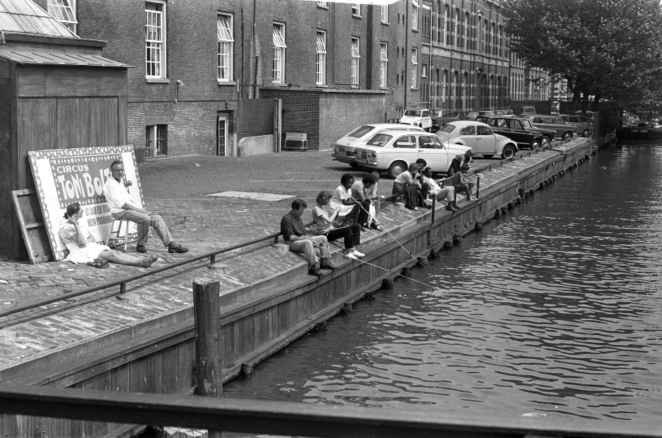 Tropische warmte in Amsterdam, mensen vissen in gracht, Bestanddeelnr 925-7493