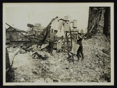 Troops billetted near a wrecked factory hanging out their washing to dry among t, Bestanddeelnr 158-1082