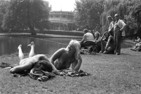 Tropische warmte, topless meisje in Vondelpark, Bestanddeelnr 925-7521