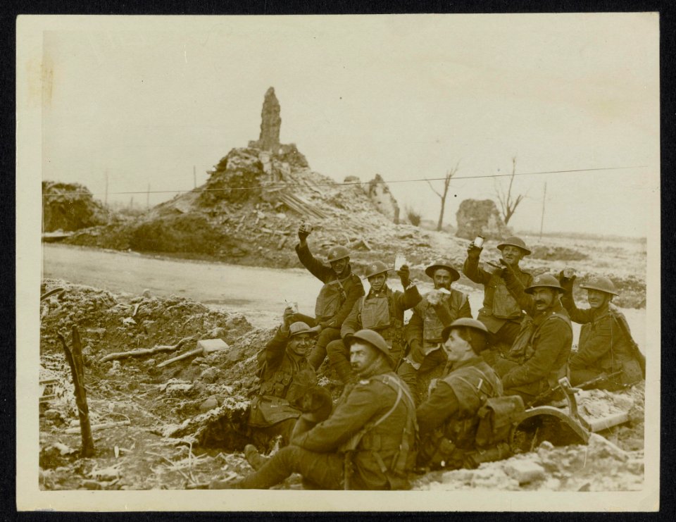 Troops from trench duty drink a health to friends at home, Bestanddeelnr 158-1086