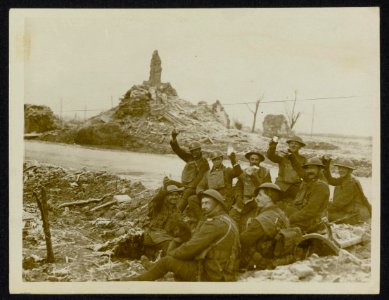 Troops from trench duty drink a health to friends at home, Bestanddeelnr 158-1086