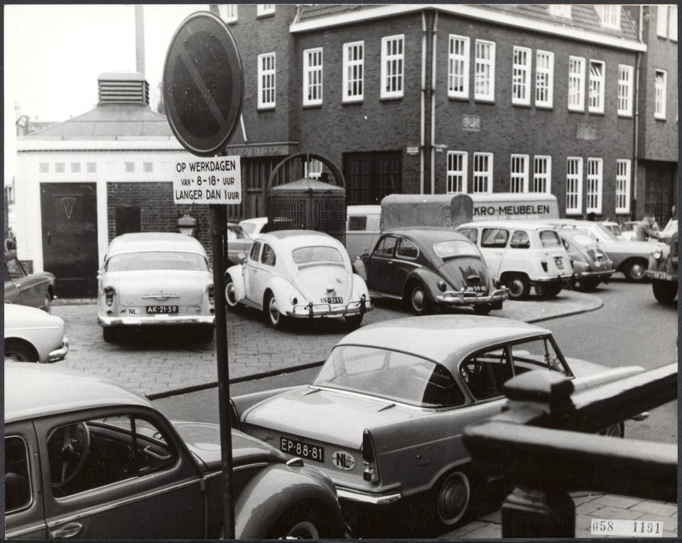 Trottoir gebruikt als parkeerplaats, Bestanddeelnr 058-1191