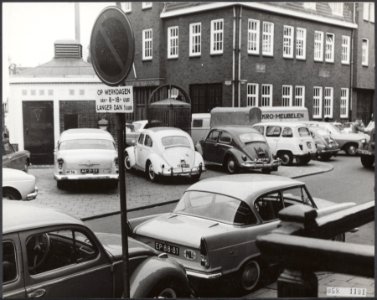 Trottoir gebruikt als parkeerplaats, Bestanddeelnr 058-1191