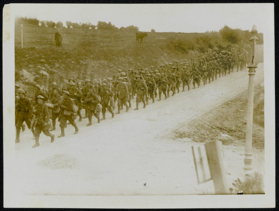 Troops coming from the trenches after some hard fighting, Bestanddeelnr 158-0094