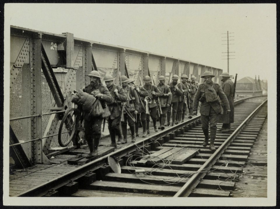 Troops passing over a bridge which is mined ready to blow up should it be necess, Bestanddeelnr 158-0945