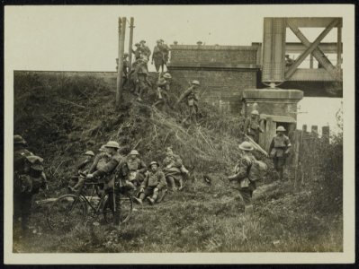 Troops arriving at a railway embankment which they have to defend, Bestanddeelnr 158-0946