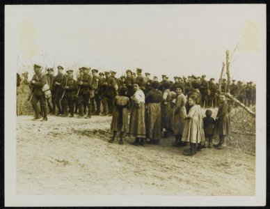 Troops on the march from the station., Bestanddeelnr 158-1515
