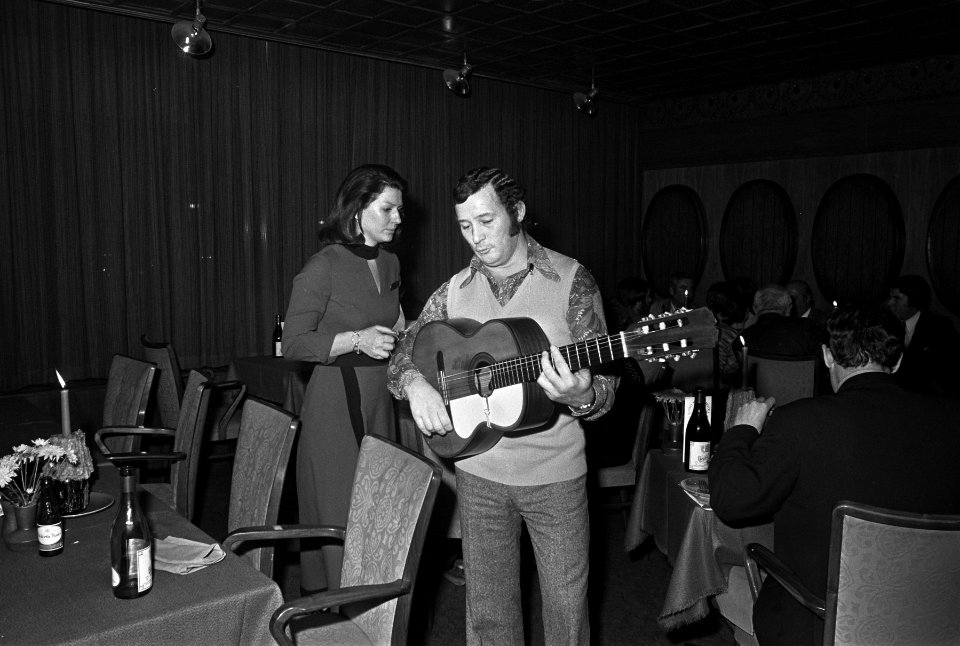 Troubadour in Esso Motor Hotel , opdracht Het Parool, Bestanddeelnr 926-1041