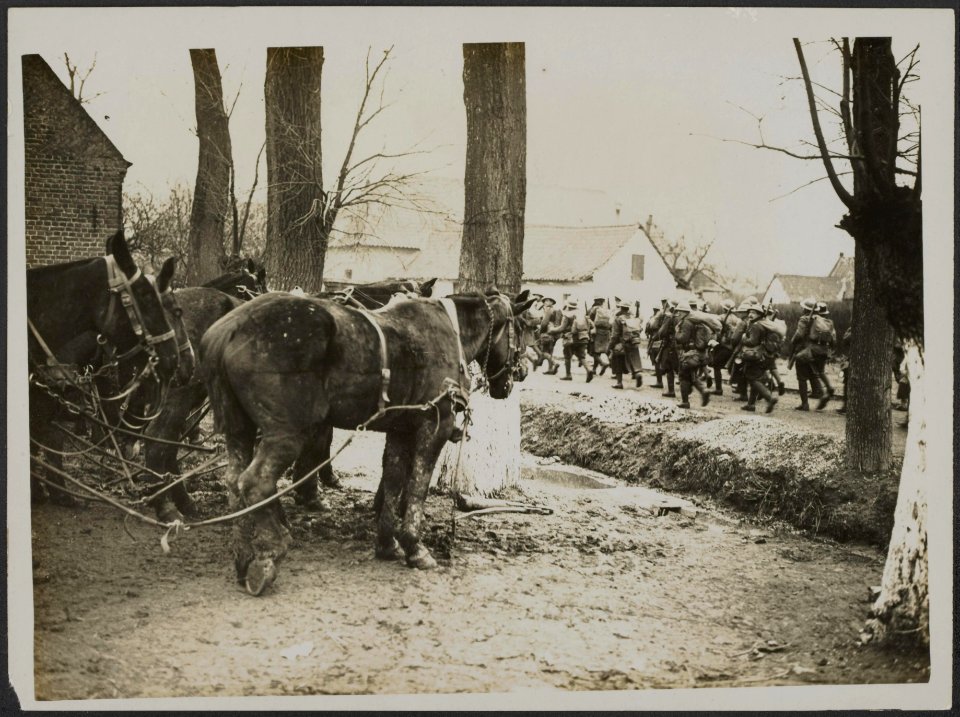 Troops advancing through a village., Bestanddeelnr 158-1864