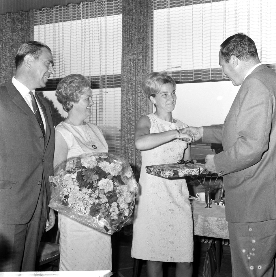 TROS huldigt 10.000ste lid A. Hamstra , de heer Minderop biedt bloemen aan aan d, Bestanddeelnr 918-0869