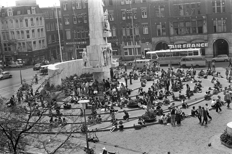 Tropische warmte, mensen op trappen van Nationaal Monument te Amsterdam, Bestanddeelnr 925-7519
