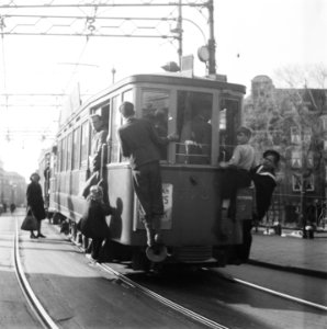 Trossen aan overvolle tram in Amsterdam door naoorlogs gebrek aan tramwagens., Bestanddeelnr 901-6720