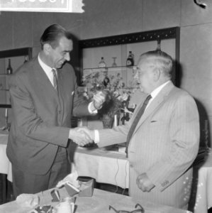 TROS huldigt 10.000ste lid A. Hamstra ontvangt van de heer Landre (rechts) gesch, Bestanddeelnr 918-0867