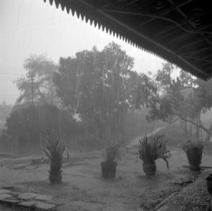 Tropische regenbui in Klender, Bestanddeelnr 255-6730