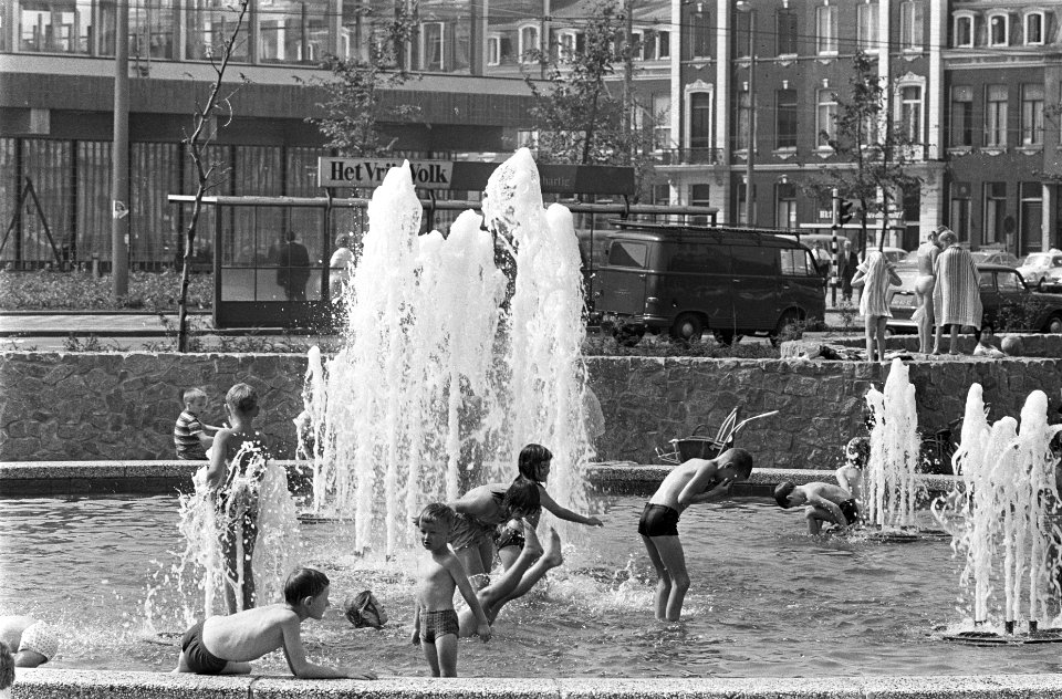 Tropische warmte. Drukte bij fontein op Frederiksplein, Bestanddeelnr 921-4775
