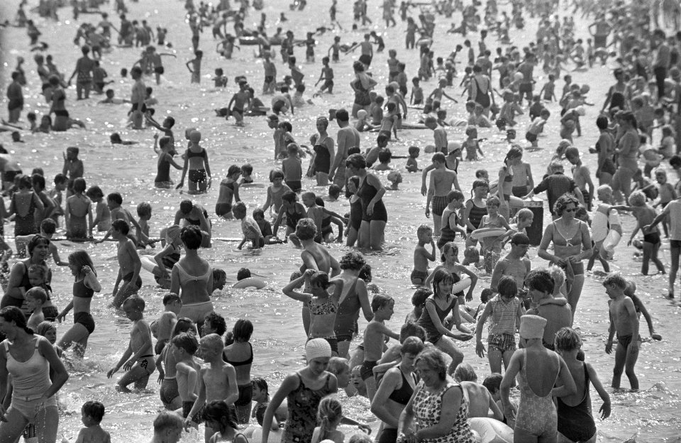 Tropische warmte. Een mierenhoop van mensen in het Sloterplas, Bestanddeelnr 921-4774